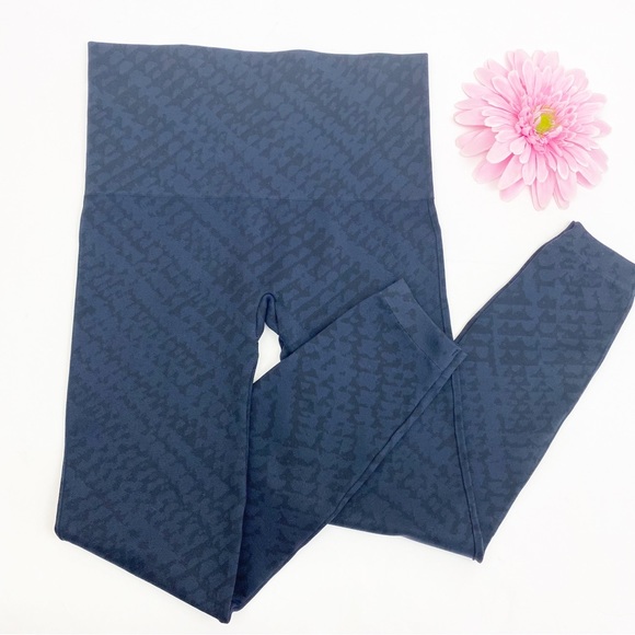 SPANX Look At Me Now High Rise Seamless
Leggings: Houndstooth Blue/Black Print - Picture 1 of 6